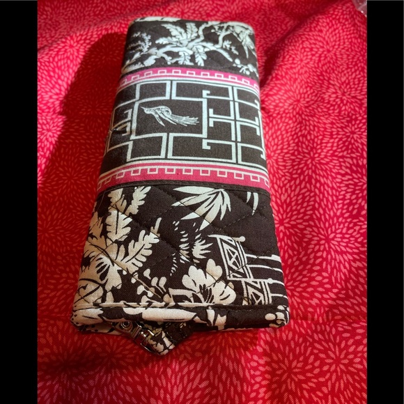 Vera Bradley’s Imperial Style Magnetic Snap Folding Clutch - Picture 3 of 11